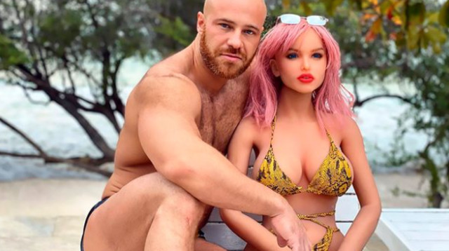 יורי טולוצ'קו ובת זוגו הבובה מרגו (צילום: רשתות חברתיות)