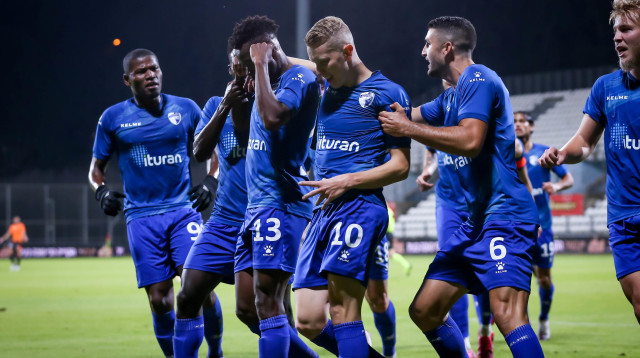 שחקני קריית שמונה חוגגים (צילום: מאור אלקסלסי)