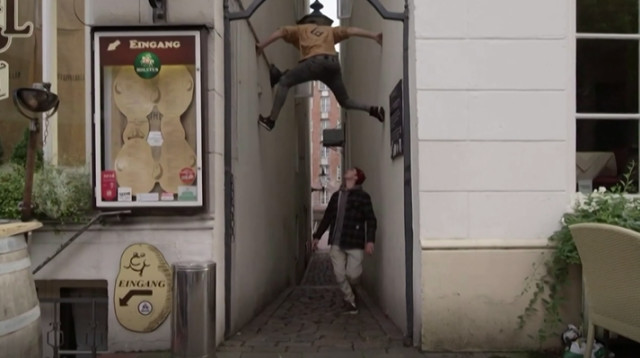 ג'ייסון פול עושה פארקור ברחבי המבורג (צילום: צילום מסך מתוך רויטרס)