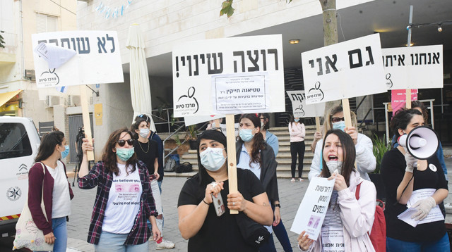 הפגנת נשים נגד אלימות בבית ז'בוטינסקי (צילום: אבשלום ששוני)