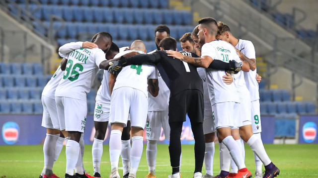 שחקני הפועל כפר סבא (צילום: אריאל שלום)