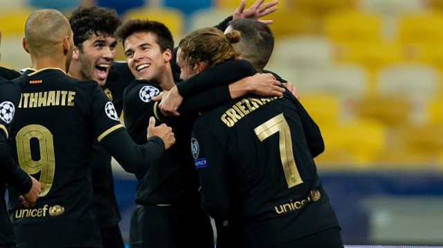 שחקני ברצלונה חוגגים (צילום: Stanislav Vedmid/DeFodi Images via Getty Images)