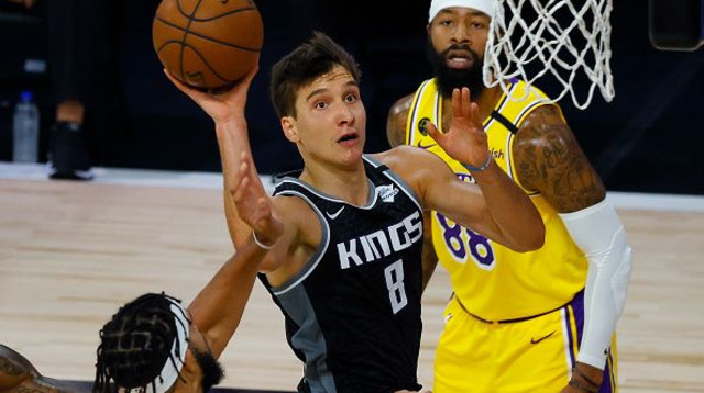 בוגדן בוגדנוביץ’ בדרך לסל (צילום: Kevin C. Cox/Getty Images)