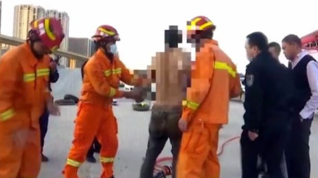 חילוץ עובד הזבל שנתקע בתוך הביוב (צילום: רשתות חברתיות)