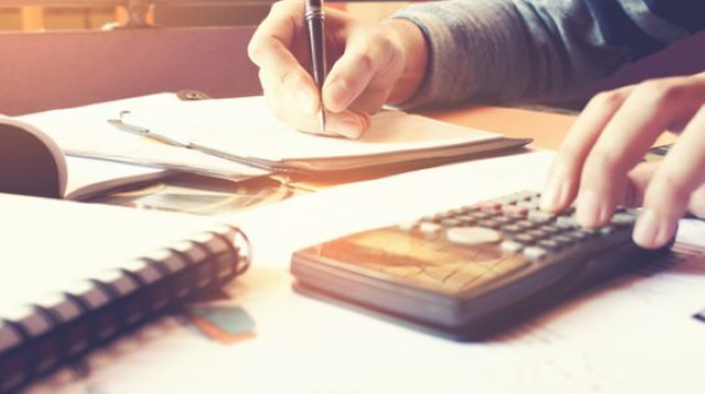 חישוב חיובי מס הכנסה (צילום: Shutterstock)