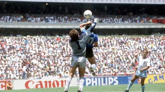 דייגו מראדונה כובש את שער ‘יד האלוהים’ (צילום: Bob Thomas Sports Photography via Getty Images)