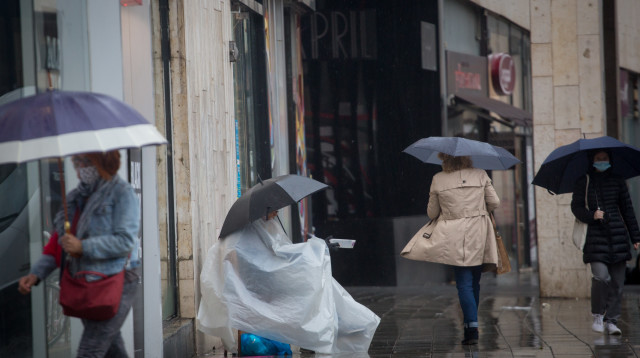 מתחבאים מהגשם בת"א (צילום: מרים אלסטר, פלאש 90)