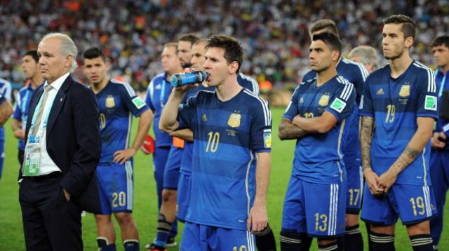 אלחנדרו סאבלה, ליאו מסי ושחקני נבחרת ארגנטינה (צילום: Chris Brunskill Ltd/Getty Images)