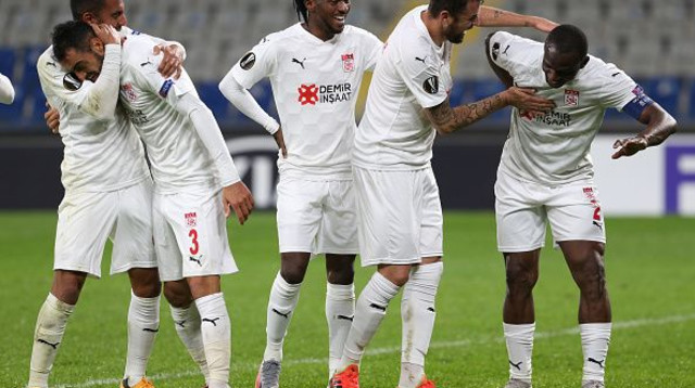 ארונה קונה חוגג עם שחקני סיבאספור (צילום: Arif Hudaverdi Yaman/Anadolu Agency via Getty Imag)