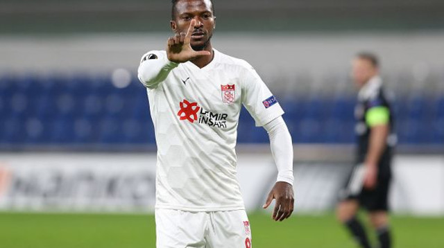 לארי קאיודה חוגג (צילום: by Arif Hudaverdi Yaman/Anadolu Agency via Getty I)