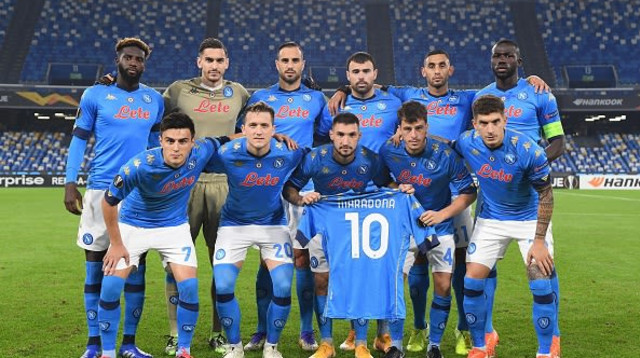 שחקני נאפולי עם החולצה לזכרו של דייגו מראדונה (צילום: SSC NAPOLI/SSC NAPOLI via Getty Images)