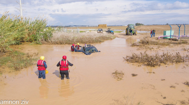 ארכיון: חילוץ רכב בשטפון בגברעם (צילום: דוברות כבאות והצלה)