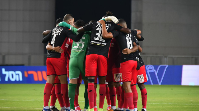 שחקני הפועל חדרה (צילום: אריאל שלום)