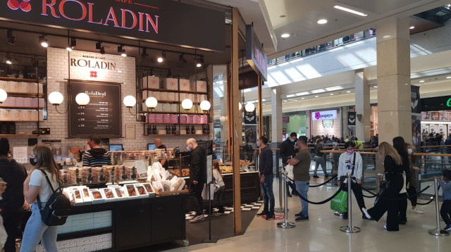 התור בכניסה לסניף "רולדין" בקניון הגדול בפ"ת (צילום: אלון חכמון)