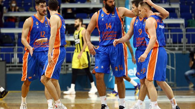 ולנסיה חוגגת על פנרבחצ’ה (צילום: Tolga Adanali/Euroleague Basketball via Getty Imag)