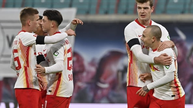 אנחליניו חוגג עם שחקני לייפציג (צילום: JOHN MACDOUGALL/POOL/AFP via Getty Images)