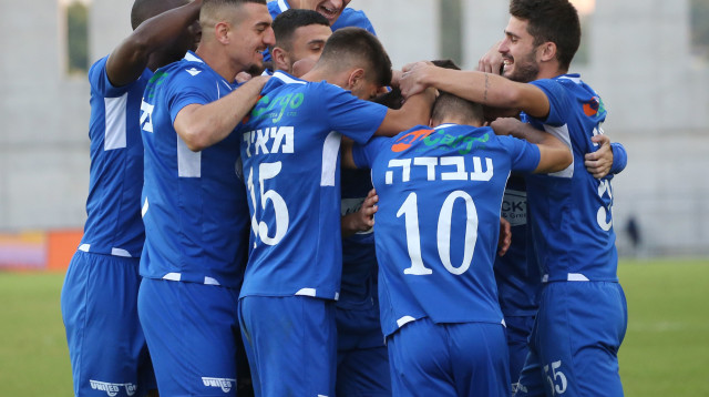 שחקני מכבי פתח תקווה חוגגים (צילום: אודי ציטיאט)