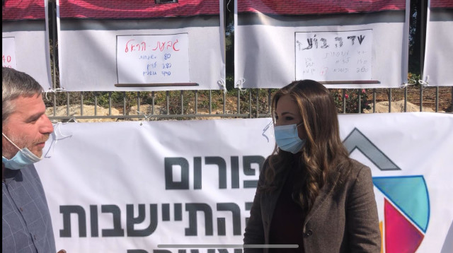 עומר ינקלביץ' במיצג של פורום ההתישבות הצעירה ביו"ש (צילום: פורום ההתיישבות הצעירה)