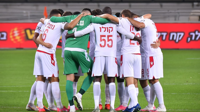 שחקני הפועל תל אביב (צילום: אריאל שלום)