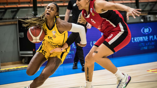 טיפאני מיטשל עם הכדור (צילום: באדיבות מנהלת ליגת העל לנשים בכדורסל)