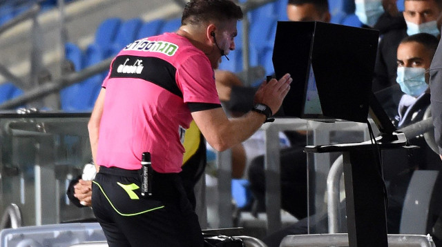 שלומי בן אברהם בודק ב-VAR (צילום: ברני ארדוב)