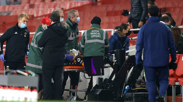 ראול חימנס מורד מהמגרש באלונקה (צילום: Julian Finney/Getty Images)