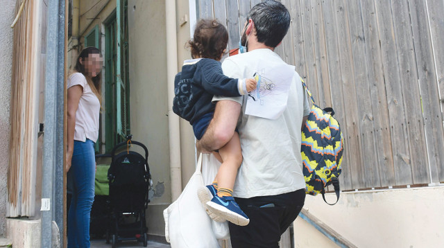 הורה מלווה ילד לגן (צילום: אבשלום ששוני)