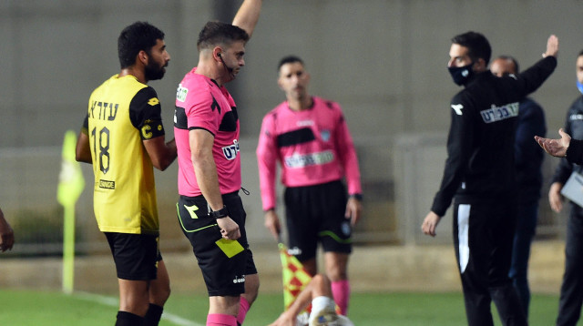 שלומי בן אברהם שולף אדום לזלאטן שחוביץ’ (צילום: ברני ארדוב)