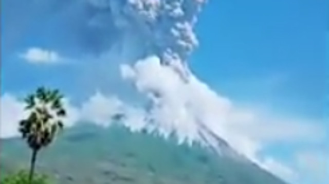 התפרצות הר הגעש באינדונזיה (צילום: צילום מסך: רויטרס)