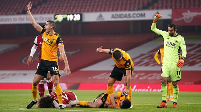 ראול חימנס על הדשא, שחקני וולבס דואגים (צילום: ohn Walton/PA Images via Getty Images)