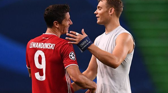 מנואל נוייר ורוברט לבנדובסקי (צילום: FRANCK FIFE/POOL/AFP via Getty Images)