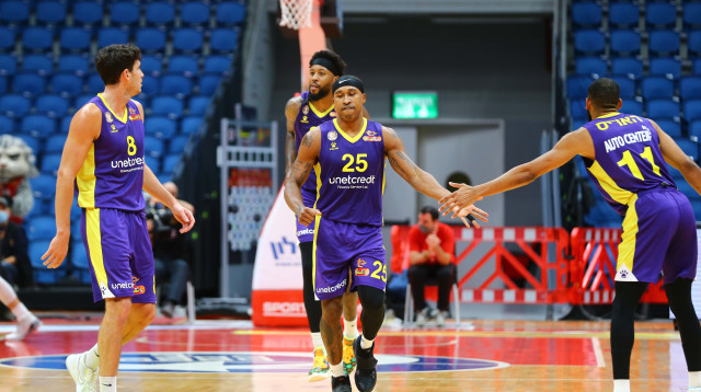 שחקני הפועל חולון (צילום: לירון מולדובן)