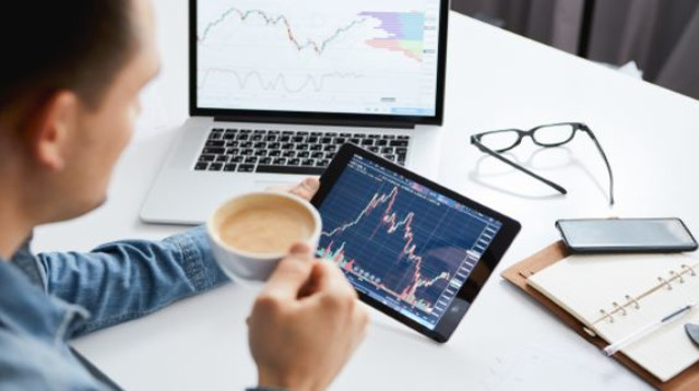 משקיע בניירות ערך (צילום: Shutterstock)