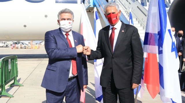 עמיר פרץ עם שר התמ"ת של בחריין (צילום: שילוב אלאונורה)