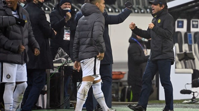 אנטוניו קונטה חוגג את הניצחון על גלדבאך (צילום: INA FASSBENDER/AFP via Getty Images)