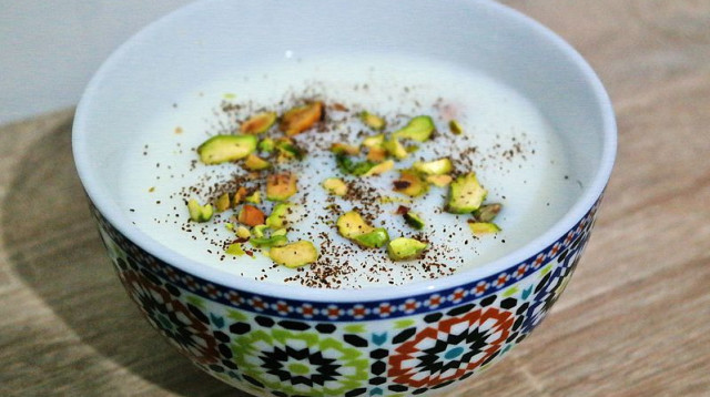 קערת סחלב בתוספת פיסטוקים וקינמון (צילום: Maor X, CC BY-SA 4.0)