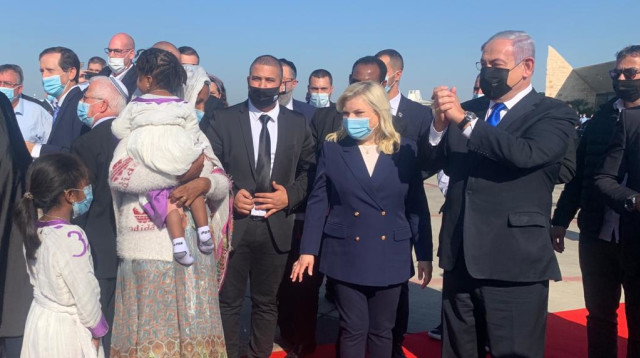 נתניהו ורעייתו שרה בקבלת הפנים לעולים מאתיופיה (צילום: עמוס בן גרשום לע"מ)