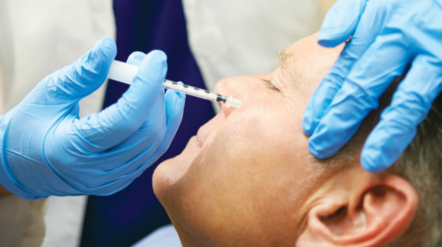 אדם מזריק בוטוקס (צילום: אינגאימג')