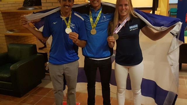 קטי ספיצ’קוב, יואב כהן ושחר צוברי עם המדליות (צילום: איגוד השייט)