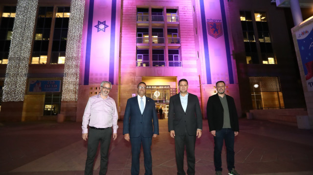 בניין עיריית ירושלים נצבע בסגול (צילום: סיון פרג')