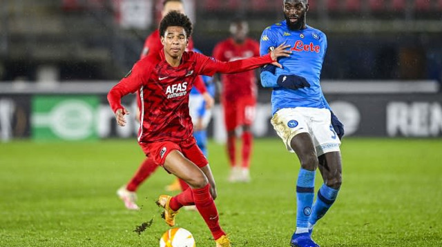 טימו בקאיוקו מול קלווין סנגס (צילום: ANP Sport via Getty Images)