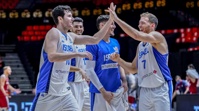 שחקני נבחרת ישראל חוגגים (צילום: FIBA)