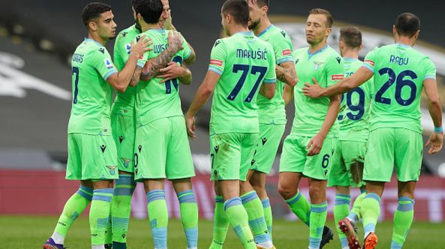 שחקני לאציו חוגגים (צילום: Danilo Di Giovanni/Getty Images)