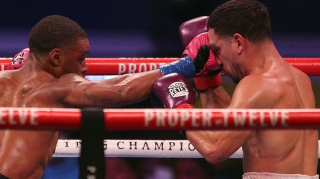 ארול ספנס ג’וניור בזירה מול דני גרסיה (צילום: Ronald Martinez/Getty Images)