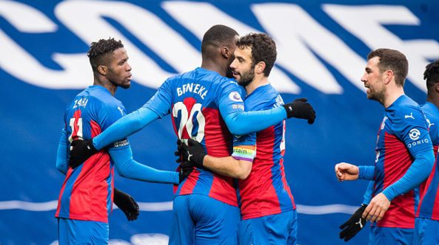 שחקני קריסטל פאלאס חוגגים עם בנטקה (צילום: Sebastian Frej/MB Media / Contributor)