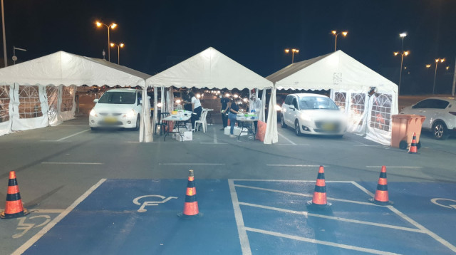 מתחם הדרייב אין באצטדיון המושבה המשמש לבדיקות קורונה (צילום: דוברות עיריית פתח תקווה)