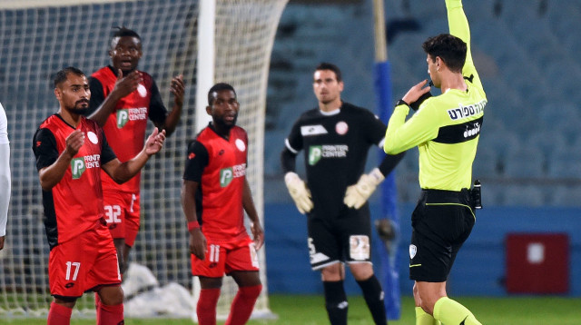 דיא לבאבידי מקבל כרטיס אדום מהשופט שגיא ברמן (צילום: ברני ארדוב)