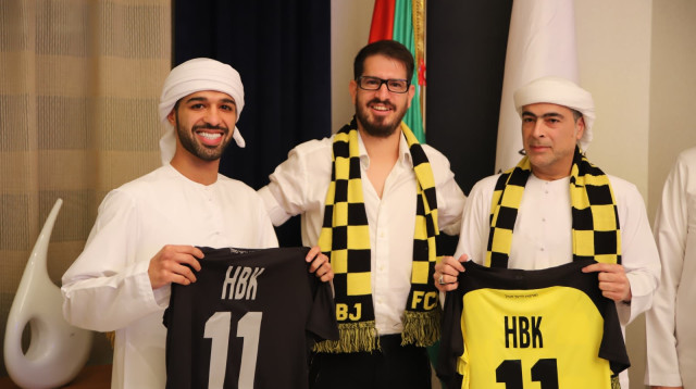 חמד בן ח’ליפה עם משה חוגג (צילום: בית"ר ירושלים)