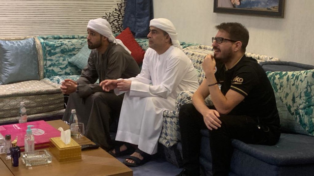 משה חוגג עם השייח’ חמד בן ח’ליפה (צילום: בית"ר ירושלים)