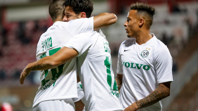 שחקני מכבי חיפה חוגגים (צילום: מאור אלקסלסי)